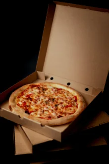 Frissen sült pizza a dobozban