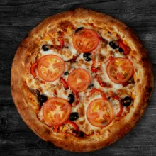 Pizza friss paradicsomkarikákkal